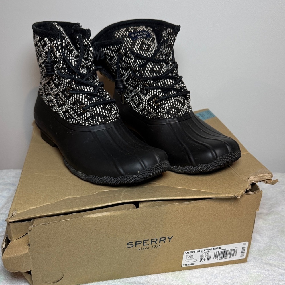 Sperry saltwater tribal Women's Black Patterned Winter Boots